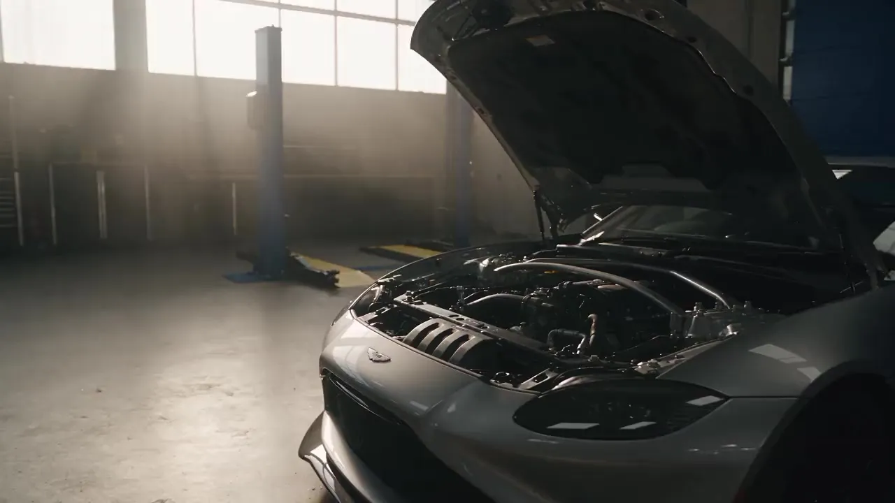 Koncepció autószerelő műhelyről, nyitott motorháztetős autóval